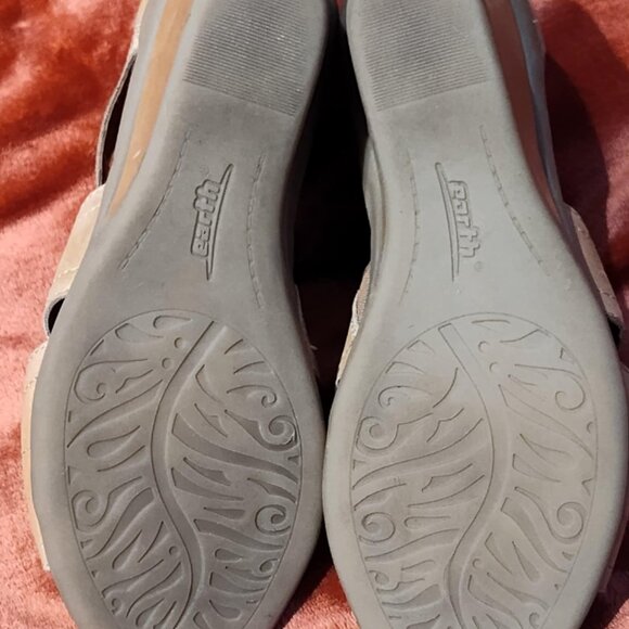 Earth 'Attalea Barbuda' tan cut-out leather wedge sandals w/back zippers, size 8 - Picture 6 of 6